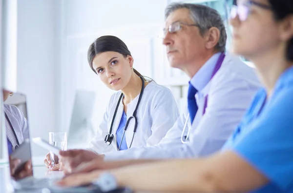 Médecins se consultant dans une salle de conférence de l'hôpital — Photo