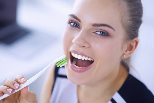 Młoda ładna dziewczyna utrzymanie higieny jamy ustnej ze szczoteczką do zębów. — Zdjęcie stockowe