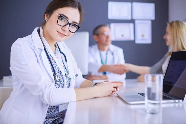 Doctor y paciente discutiendo algo mientras están sentados en la mesa. Concepto de medicina y salud — Foto de Stock