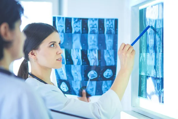 병원에서 엑스레이를 가리키는 두 명의 여성 의사 — 스톡 사진