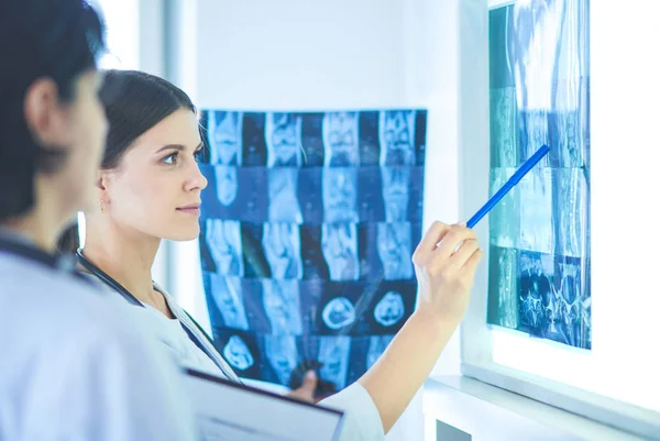 Δύο γυναίκες γιατροί που δείχνουν τις ακτινογραφίες σε ένα νοσοκομείο. — Φωτογραφία Αρχείου