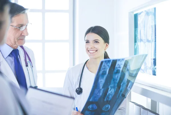 Medici sorridenti che discutono la diagnosi dei pazienti guardando i raggi X in un ospedale — Foto Stock