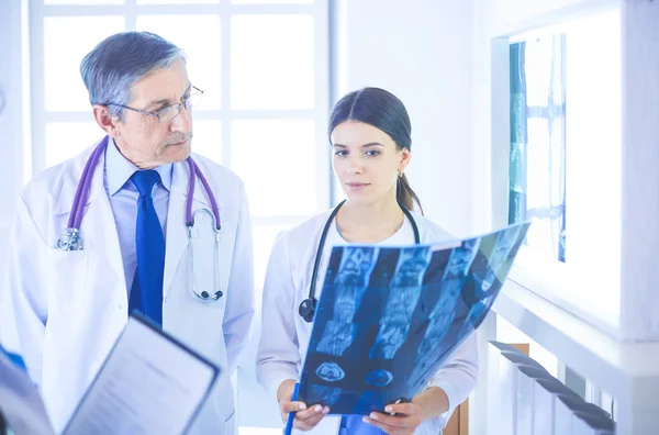 Groupe de médecins vérifiant les rayons X dans un hôpital — Photo