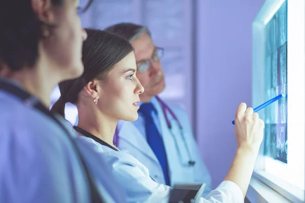 Groupe de médecins examinant les rayons X dans une clinique, en pensant à un diagnostic — Photo