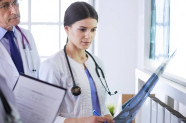 Bir grup doktor hastanede röntgenleri kontrol ediyor.