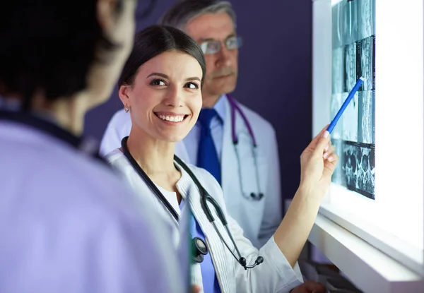 Groupe de médecins examinant les rayons X dans une clinique, en pensant à un diagnostic — Photo