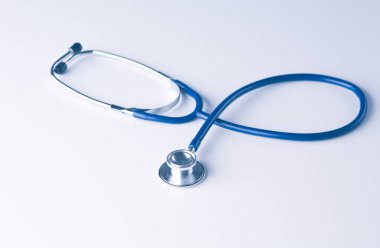Sağlık stetoskop veya phonendoscope beyaz arka plan üzerinde