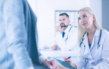 Başarılı tıp doktorları konferansta oturuyor