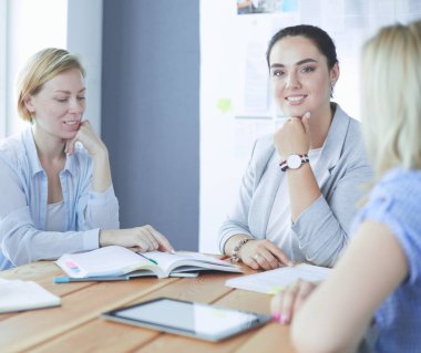 Masada kitaplarla çalışan gençler. Güzel kadınlar ve erkekler birlikte çalışıyor..