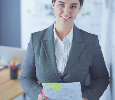 İş, eğitim ve ofis konsepti - yönetim kurulu ile iş ekibi bir şey tartışıyor.