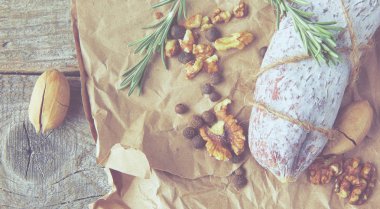 İtalyan salamı, deniz tuzu, biberiye, sarımsak ve fındık. Kırsal tarzda. Üst görünüm.