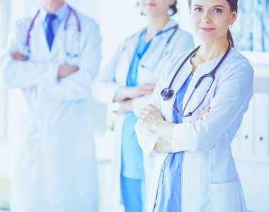 Hastane Kaza ve Acil Servis 'te duran bir grup doktor ve hemşire