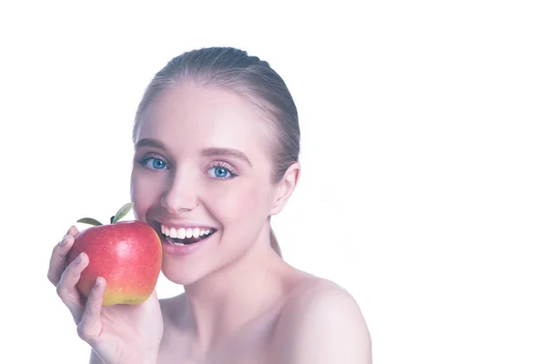 Porträt einer glücklich lächelnden jungen schönen Frau, die roten Apfel isst, vor weißem Hintergrund — Stockfoto