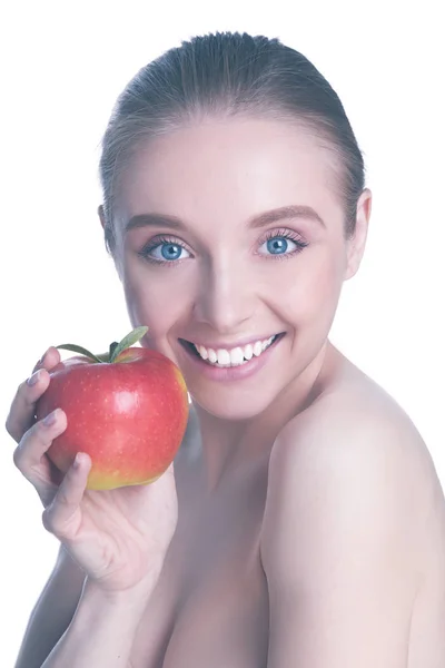Porträt einer glücklich lächelnden jungen schönen Frau, die roten Apfel isst, vor weißem Hintergrund — Stockfoto