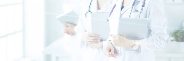 Ein medizinisches Team aus Ärzten, Männern und Frauen, isoliert auf weißem Hintergrund — Stockfoto