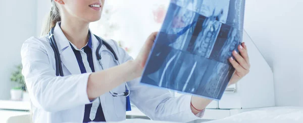 Fiatal vonzó női orvos nézi röntgen kép — Stock Fotó