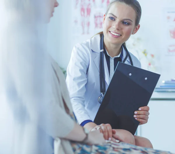 Doctor y paciente discutiendo algo mientras están sentados en la mesa. Concepto de medicina y salud — Foto de Stock