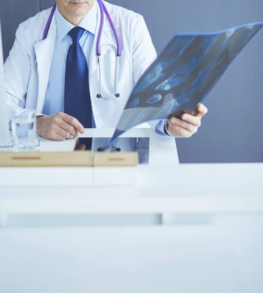 Nahaufnahme eines männlichen Arztes mit Röntgen- oder Röntgenbild — Stockfoto