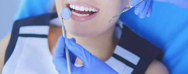 Jeune patiente à bouche ouverte examinant l'inspection dentaire au cabinet du dentiste. — Photo