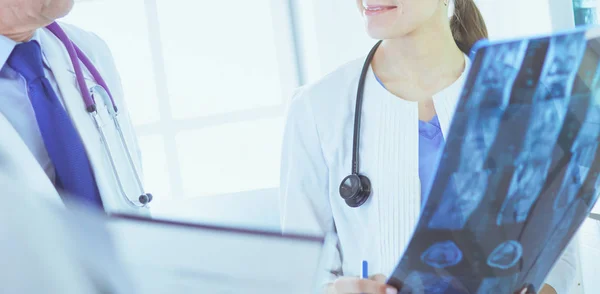 Smiling doctors discussing patients diagnosis looking at x-rays in a hospital — Stock Photo, Image