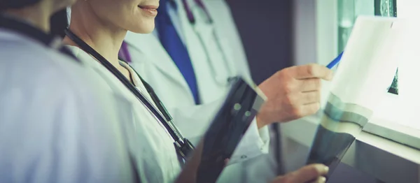 Groupe de médecins examinant les rayons X dans une clinique, en pensant à un diagnostic — Photo