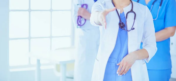 Жінка-лікар пропонує рукостискання в лікарні — стокове фото