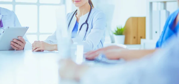 Medici che si consultano in una sala conferenze ospedaliera — Foto Stock