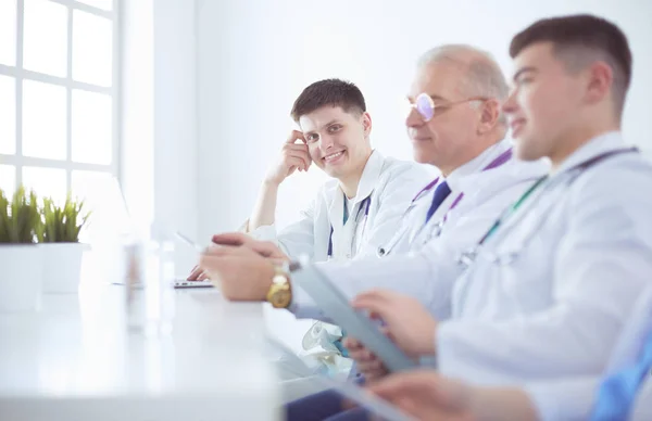 Equipo médico sentado y discutiendo en la mesa — Foto de Stock