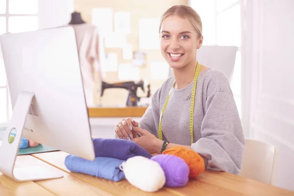 Vrouw ontwerper in werkplaats kijken naar laptop — Stockfoto