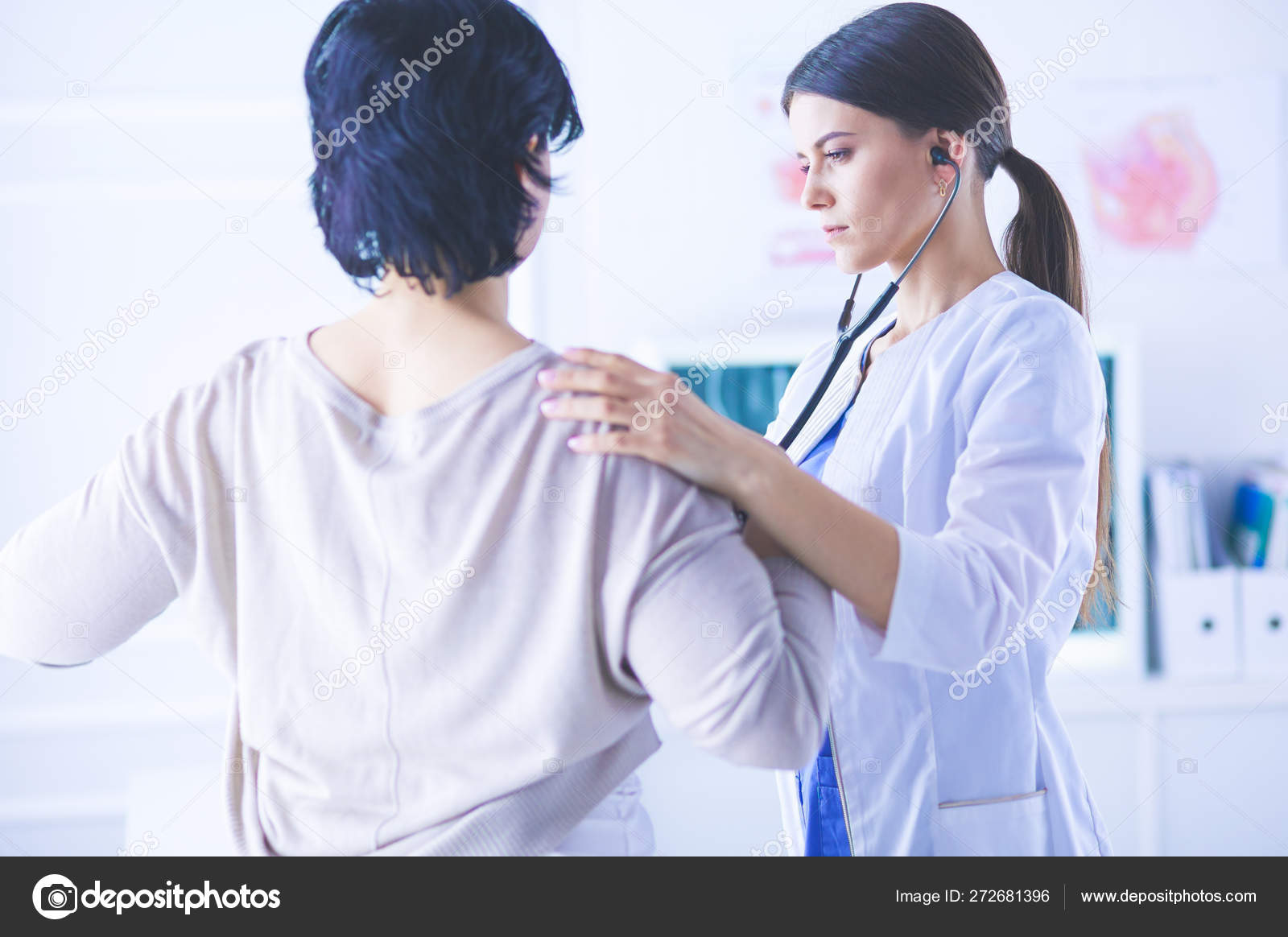 聴診器を持った患者を聞く女性医師 ストック写真 C Lenets Tatsiana 聴診器を持った患者を聞く女性医師 ストック写真 C Lenets Tatsiana