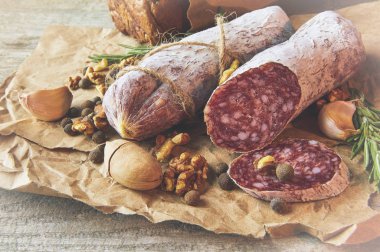 Fransız salam ve ceviz ahşap arka plan üzerinde Kraft kağıt üzerinde