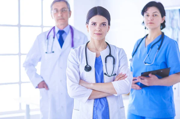 Gruppe von Ärzten und Krankenschwestern im Krankenhauszimmer — Stockfoto