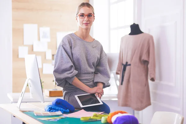 Mooie mode vrouw ontwerper staan in studio — Stockfoto