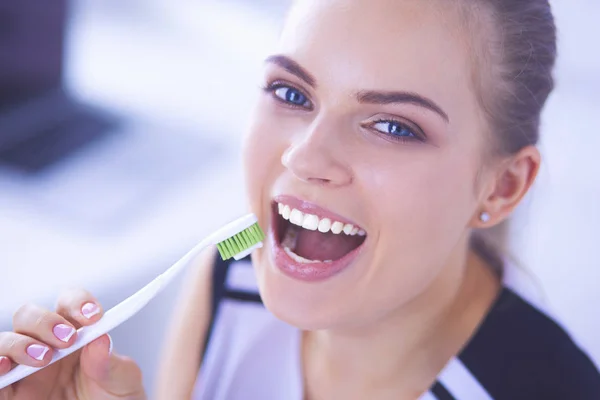 Junges hübsches Mädchen pflegt Mundhygiene mit Zahnbürste. — Stockfoto