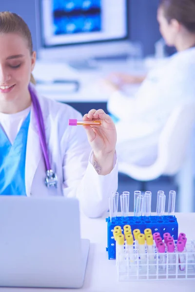 Asistente de laboratorio sosteniendo tubo de ensayo. —  Fotos de Stock