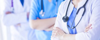 Hastane Kaza ve Acil Servis 'te duran bir grup doktor ve hemşire