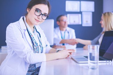 Doktor ve hasta masada otururken bir şey tartışıyorlar. İlaç ve sağlık hizmetleri kavramı