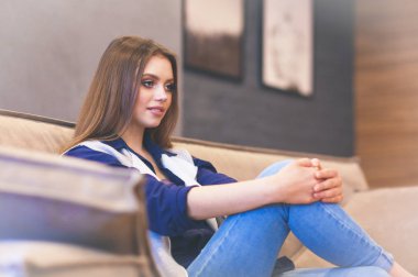 Güzel genç kadın yüzünün yakın portresi.