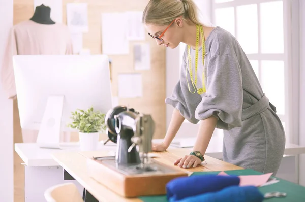 Diseñadora de moda mujer trabajando en el estudio — Foto de Stock