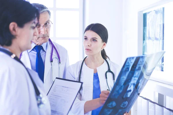 Gruppo di medici che controllano le radiografie in ospedale — Foto Stock