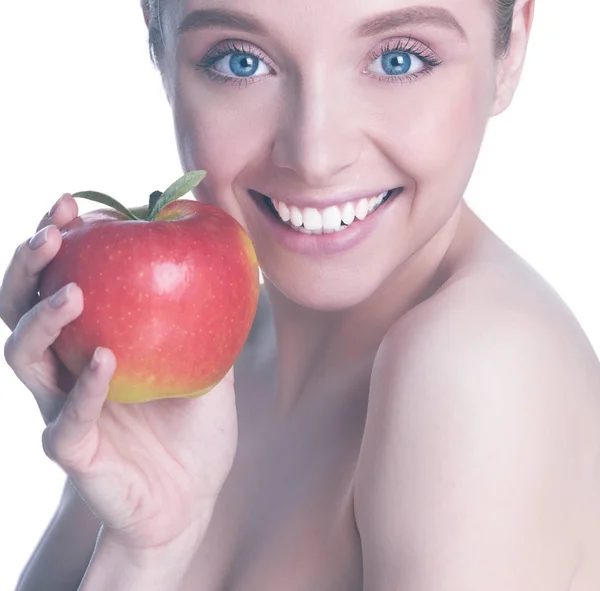 Beyaz arka plan üzerinde, kırmızı elma yiyen mutlu gülümseyen genç güzel kadın Portresi — Stok fotoğraf