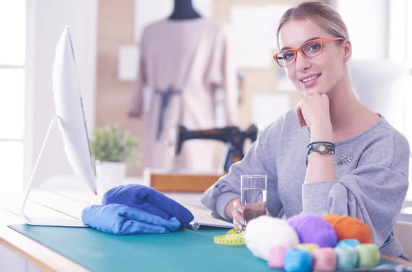 Fashion designer vrouw werkt aan haar ontwerpen in de studio — Stockfoto