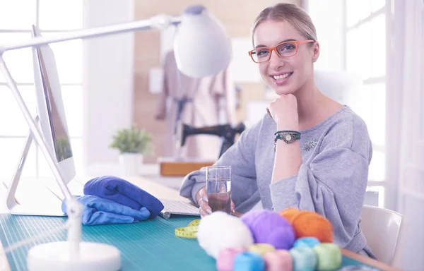 Retrato de jovem atraente mulher muçulmana designer de moda em sua oficina sorrindo para a câmera — Fotografia de Stock