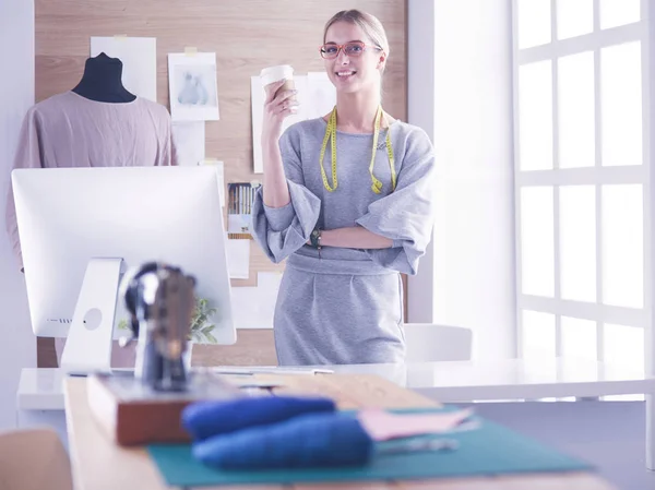 Moderne jonge modeontwerper aan het werk in studio — Stockfoto