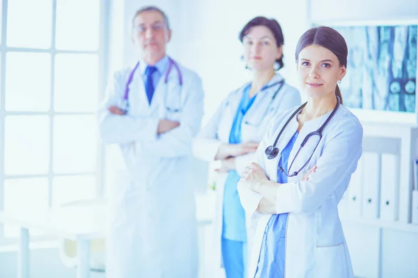 Група лікарів і медсестер стоять у відділі невідкладної допомоги та нещасних випадків у лікарні. — стокове фото