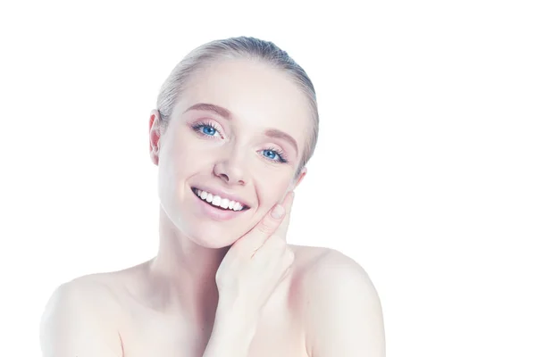 Smukt ansigt af ung smilende kvinde med ren frisk hud isoleret på hvid - Stock-foto