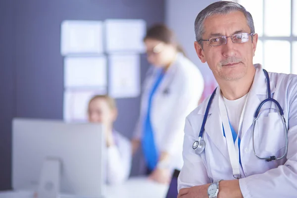 Parlak ofisinde gülümseyen bir doktorun portresi. — Stok fotoğraf