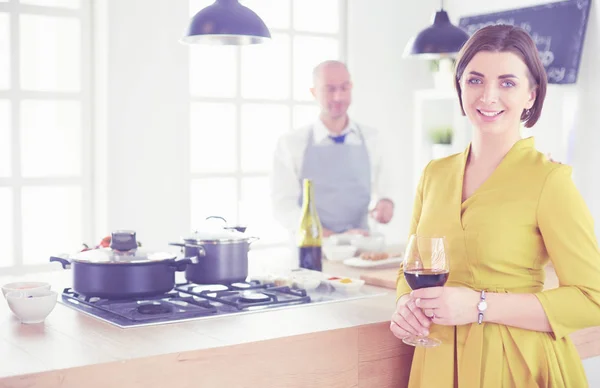 Casal cozinhar juntos na cozinha em casa — Fotografia de Stock