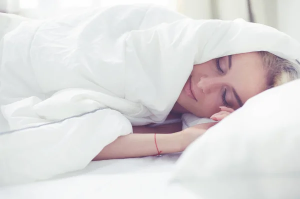 Mujer bonita acostada en su cama en casa —  Fotos de Stock