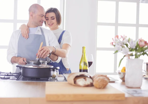 Casal cozinhar juntos na cozinha em casa — Fotografia de Stock